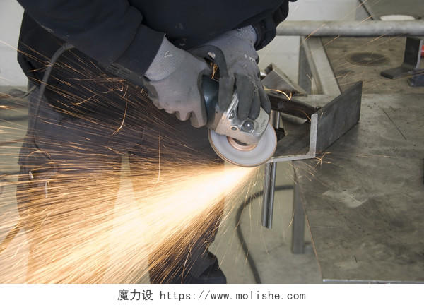 工人使用磨砂轮切割电光火花人物图片